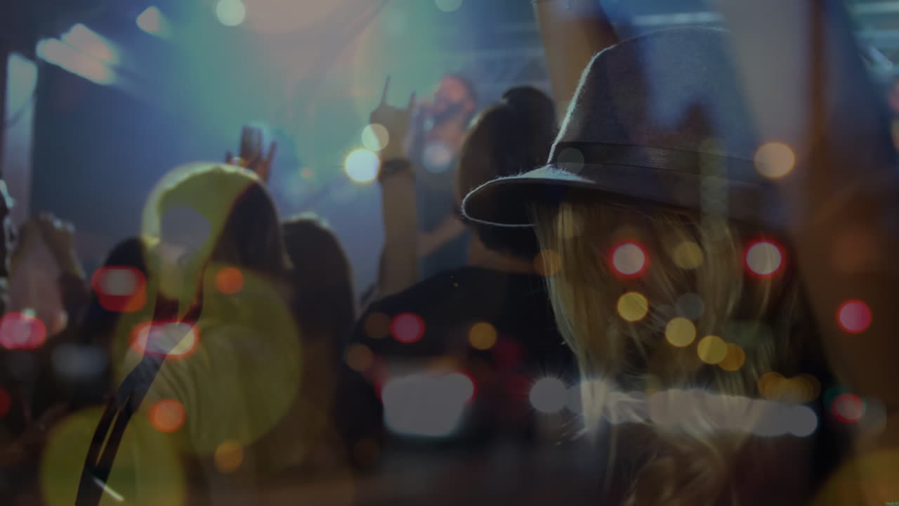 animación de la carretera por la noche sobre diversas personas bailando durante el concierto