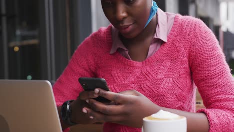 afroamericano sentado en un café