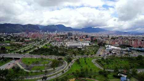 Mezcla-Ecléctica-De-Culturas,-Rica-Historia-Y-Energía-Palpitante,-Esta-área-Ofrece-Un-Tapiz-Cautivador-De-Vida-Urbana.