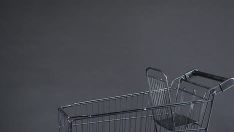 video de un carrito de compras con espacio de copia sobre un fondo gris