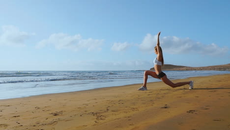 Mujer-Haciendo-Estiramientos-De-Piernas.-Fitness-Girl-Estirando-Las-Piernas-En-El-Entrenamiento-De-Playa.-Steadicam-En-Cámara-Lenta