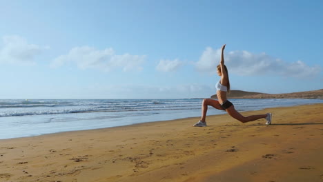 mujer haciendo estiramientos de piernas. chica de fitness estirando las piernas en el entrenamiento de playa. cámara de cámara lenta