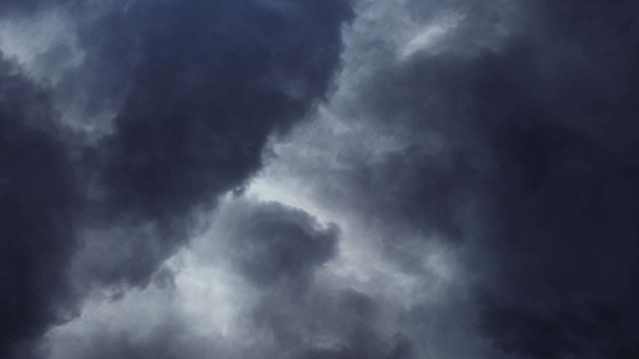 relámpagos pov parpadean entre gruesas nubes cumulonimbus en el cielo, tormenta 4k