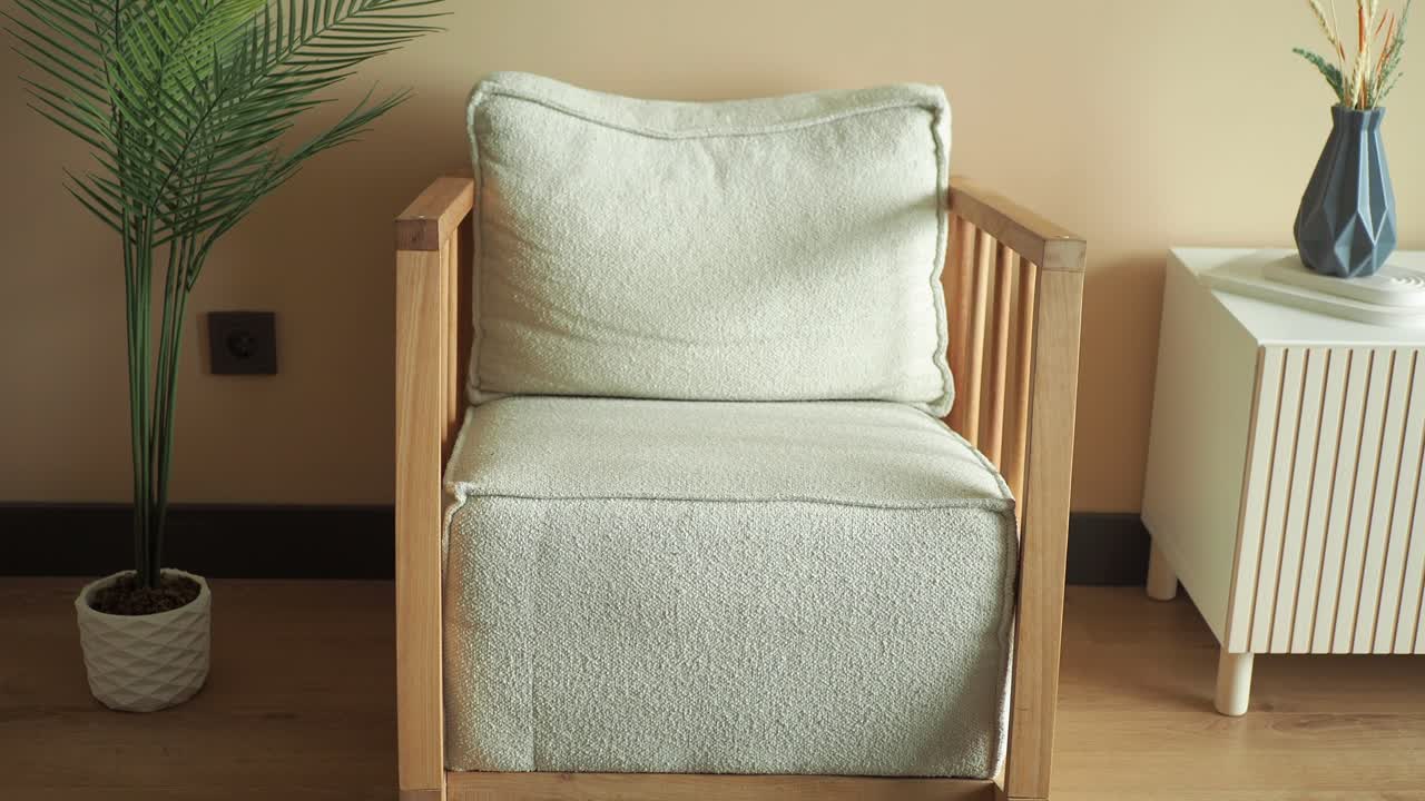 현대적인 거실에서 세련된 밝은 녹색 나무 의자