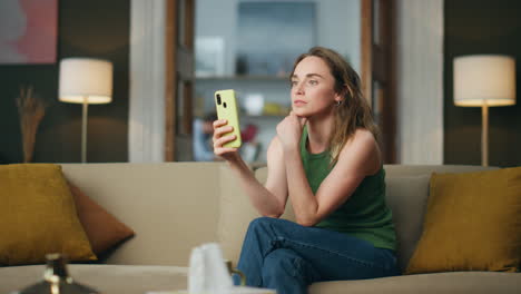 Mujer-De-Negocios-Seria-Hablando-De-Teléfono-Inteligente-En-La-Oficina-Del-Hogar.-Señora-Teniendo-Video-Chat