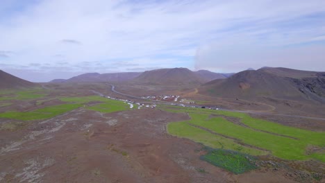 Coches-Circulando-Por-La-Carretera-Con-Paisaje-Montañoso-Cerca-Del-Volcán-Geldingadalir-Durante-La-Erupción