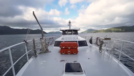 vista del antiguo barco de crucero desde la punta delantera i nueva zelanda