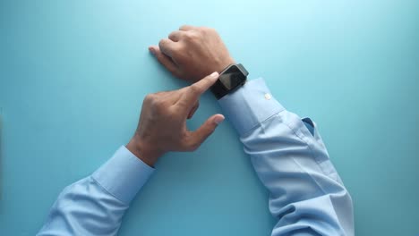 persona que está comprobando el reloj inteligente