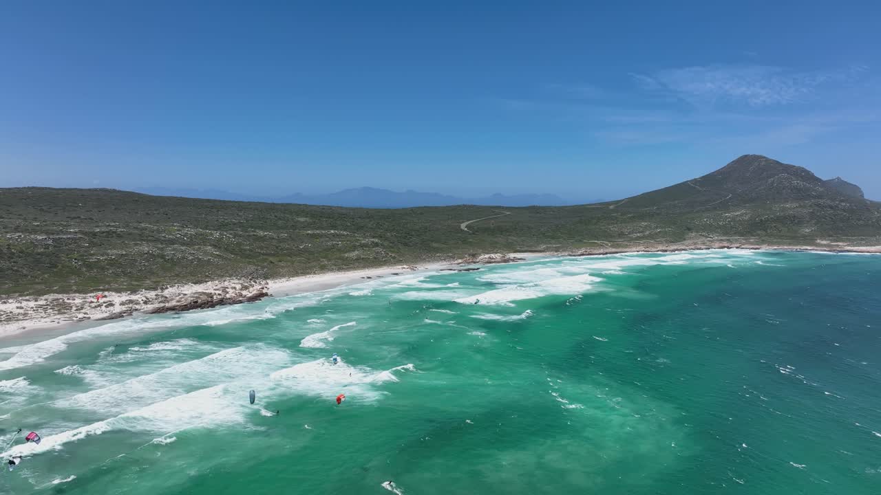케이프 타운 근처의 플랫폼에서 카이트 서핑을 즐기는 숙련된 관광객과 현지인의 조감도