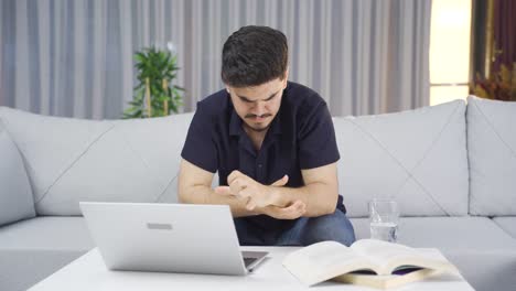 Young-man-with-sore-wrists.