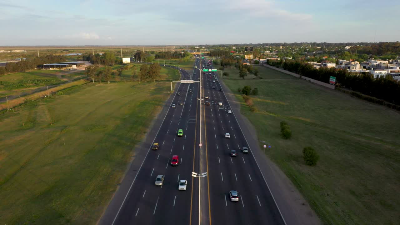 아르헨티나 부에노스아이레스 의 허드슨 톨 근처 에 있는 8 차선 도로 를 따라 달리는 자동차 들 의 오후 풍경