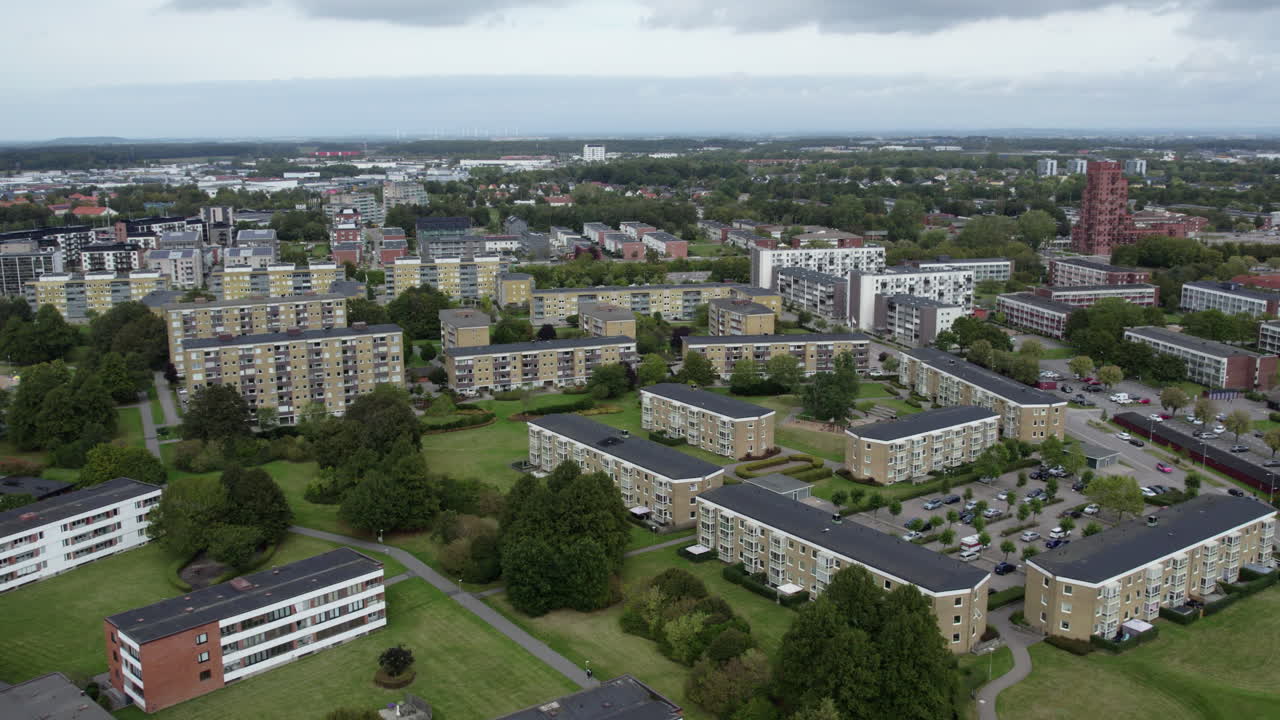 Helsingborg, Ruotsi – Laaja näkymä ryhmittyneistä kerrostaloista, joita ympäröivät vihreät avoimet alueet – Drone lentää eteenpäin