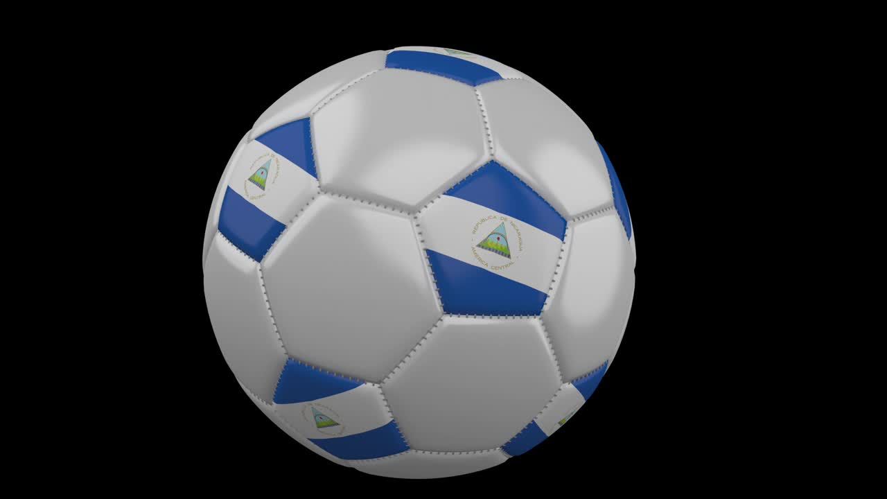 Pallone da calcio con bandiera del Nicaragua che vola davanti alla telecamera, slow motion, canale alfa