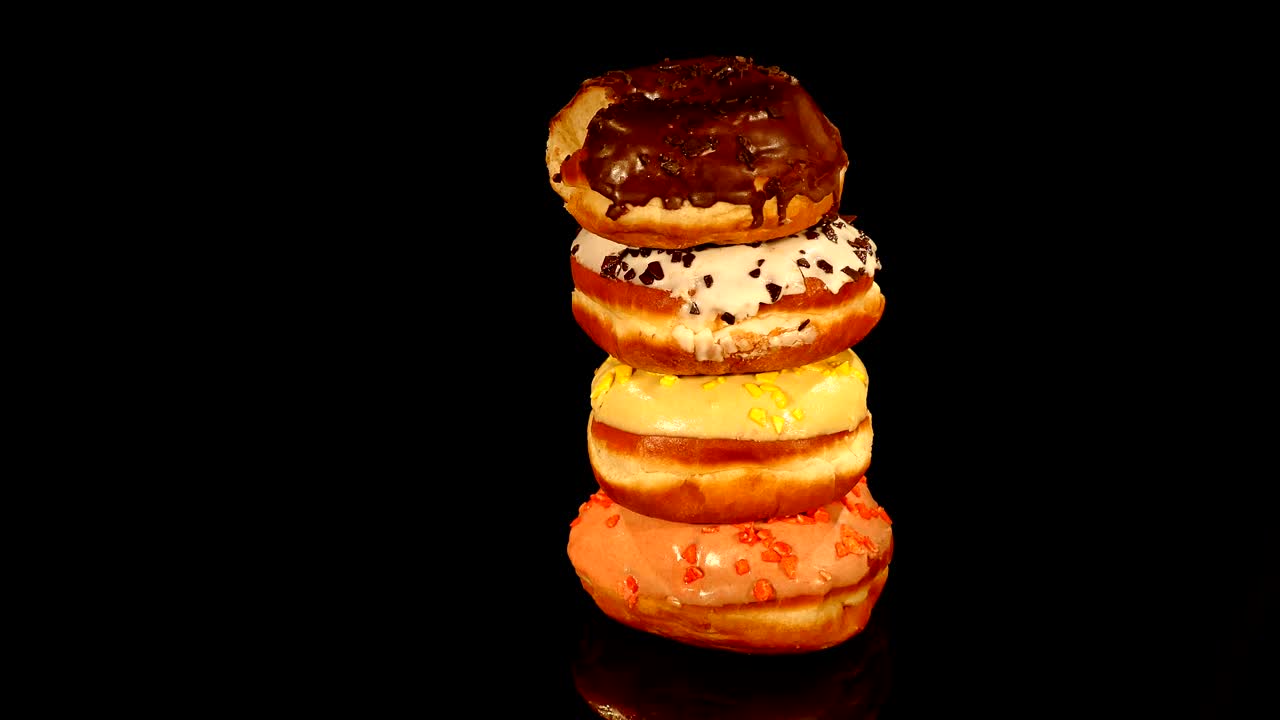 rosquillas coloridas sobre un fondo negro