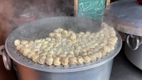 Momos-Humeantes-Sobre-Una-Enorme-Olla-De-Agua-Esperando-Que-Los-Clientes-Compren-En-Bhaktapur,-Nepal