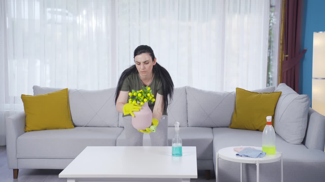 여자가 다스터로 청소하고 있습니다.