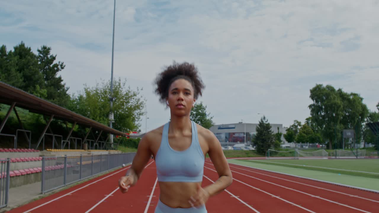 mujer corriendo en una pista