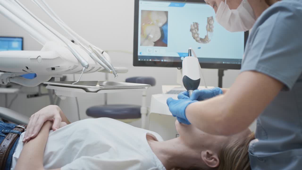 ortodontista que utiliza un escáner intraoral 3d para escanear los dientes del paciente. clínica dental moderna con equipos. concepto de odontología y atención médica