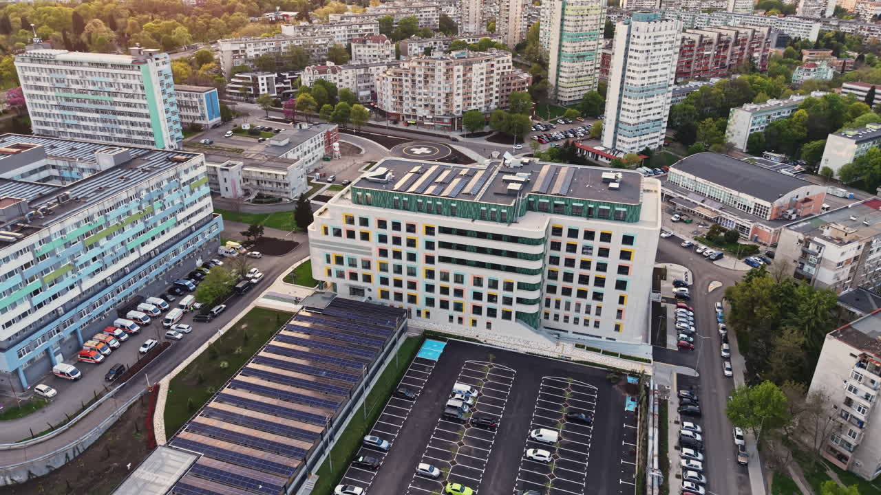 Vista de edifícios da cidade e estacionamento em área urbana durante o dia