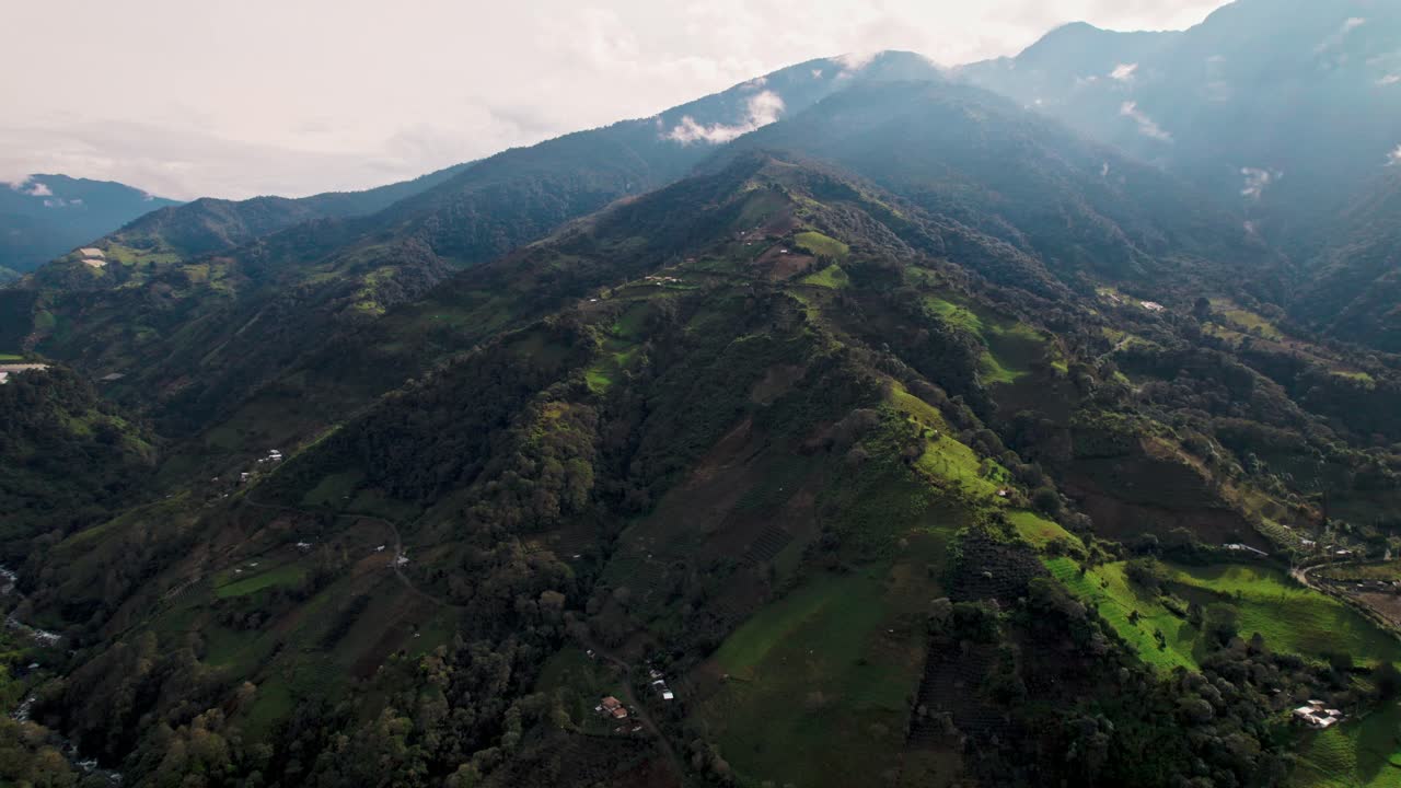 Filmati dinamici realizzati con drone che mostrano la variegata bellezza naturale di Baños, in Ecuador: dalle lussureggianti e nebbiose foreste pluviali e valli ai ripidi pendii andini, oltre a scene di vita rurale e fauna selvatica