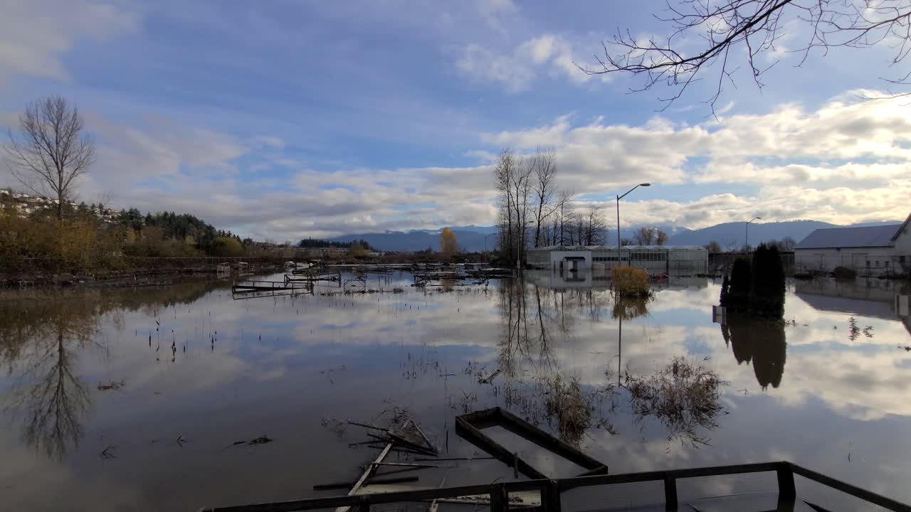 브리티시 컬럼비아 애보츠포드에서 발생한 파괴적인 홍수, 물 표면에 반사된 돌리 샷