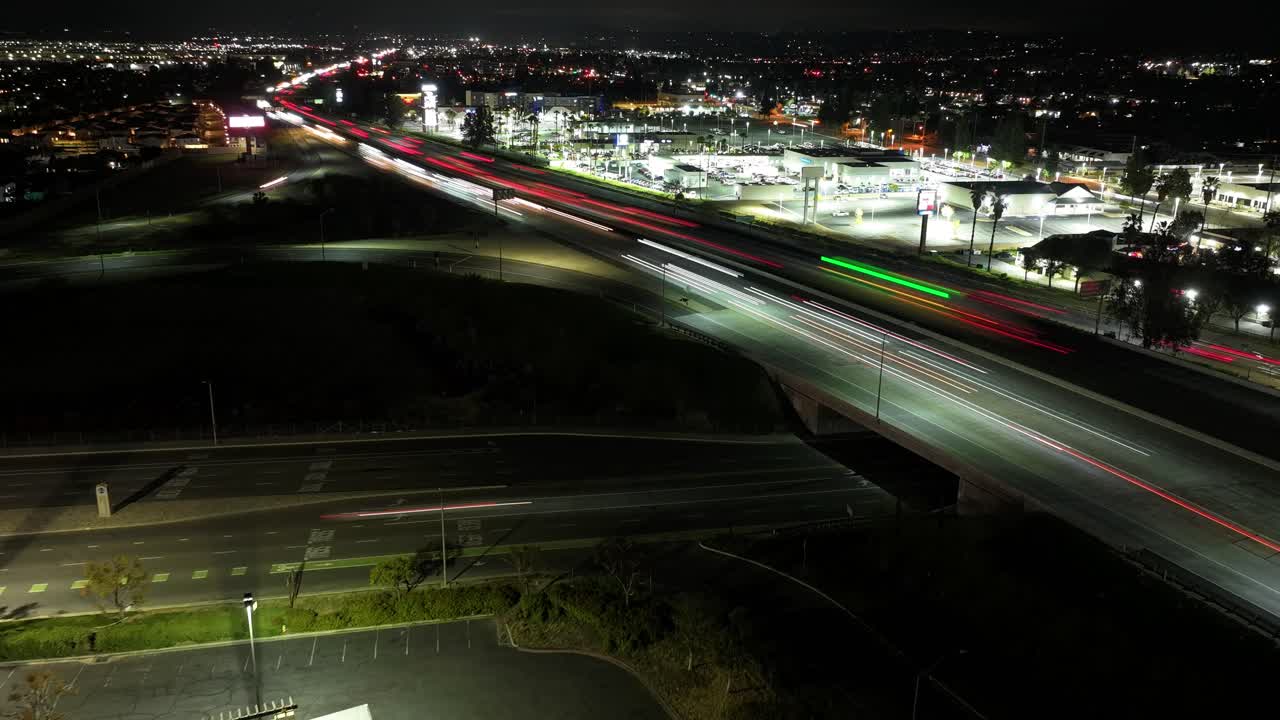 el lapso de tiempo de la autopista de redlands, la autopista 10 de california, por la noche con el tráfico aéreo.