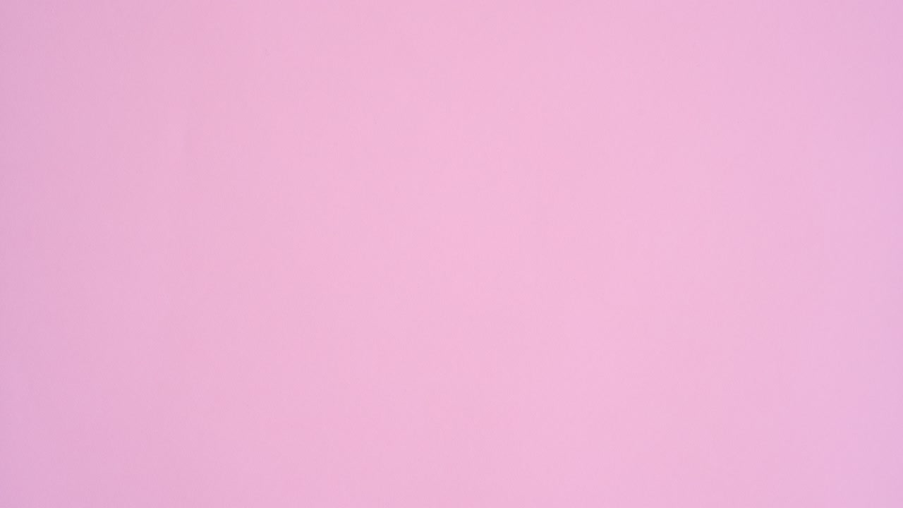 белая бумага для текста появляется из конверта на день святого валентина с сердцами.