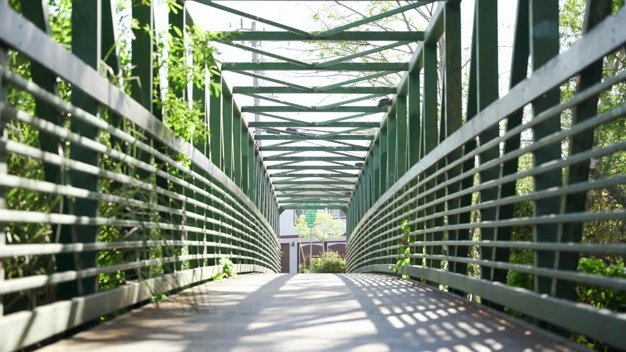 화창한 날 공원 옆에 있는 무한 다리