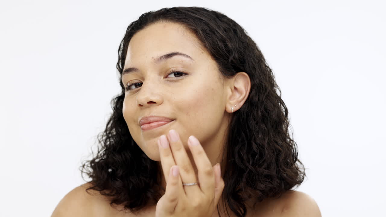 rostro, maquillaje y cuidado de la piel con una mujer en el estudio