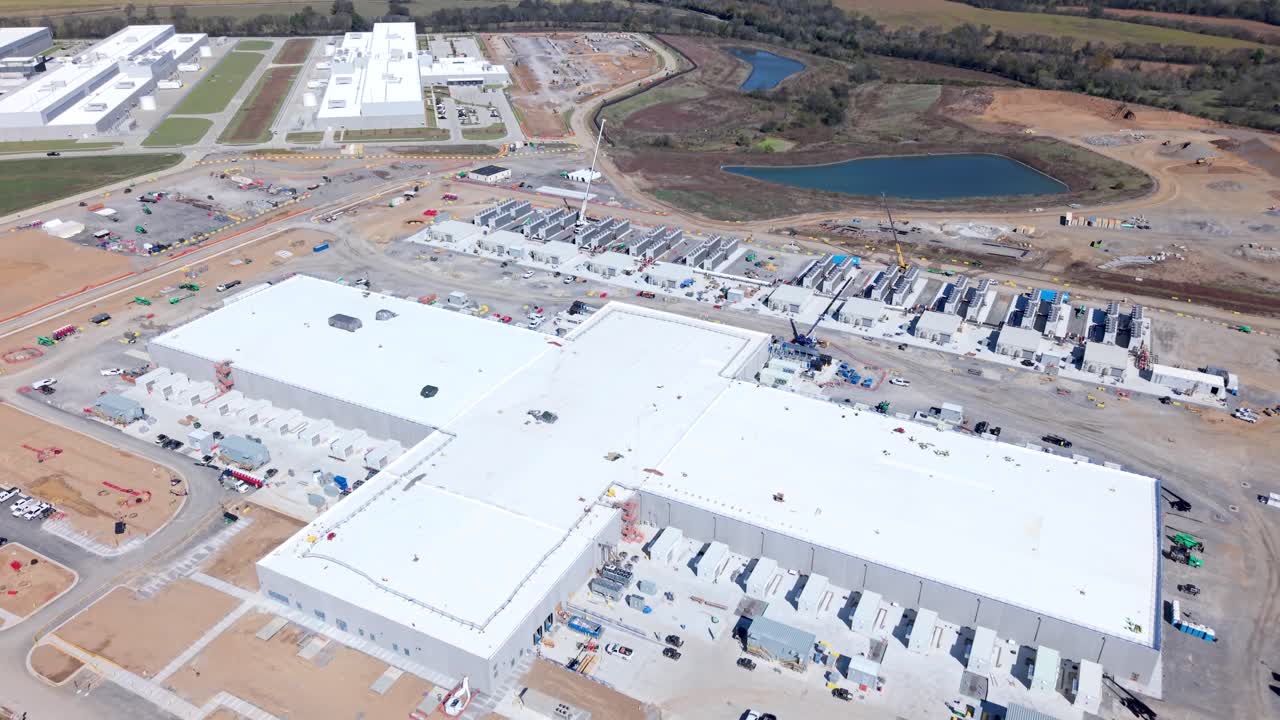 Luftoptagelse i fugleperspektiv, Meta datacentre, der afslører en stor teknologi campus og moderne digitale infrastruktur, som understøtter Cloudcomputing og global forbindelse