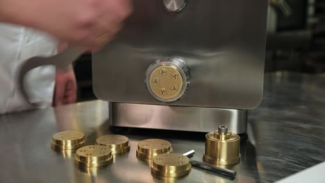 chef usando una máquina de pasta