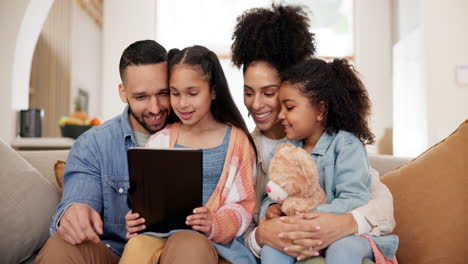 tablet, amor y familia viendo un programa