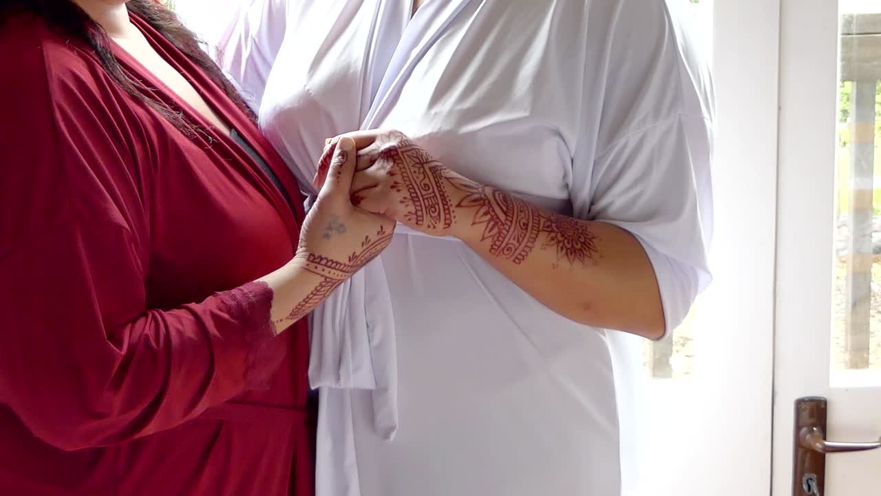 colpo della sposa - sposo con il fiore di nozze