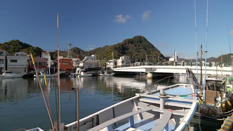 Vista-En-Cámara-Lenta-De-Una-Pequeña-Ciudad-Portuaria-Con-Barcos-Pesqueros