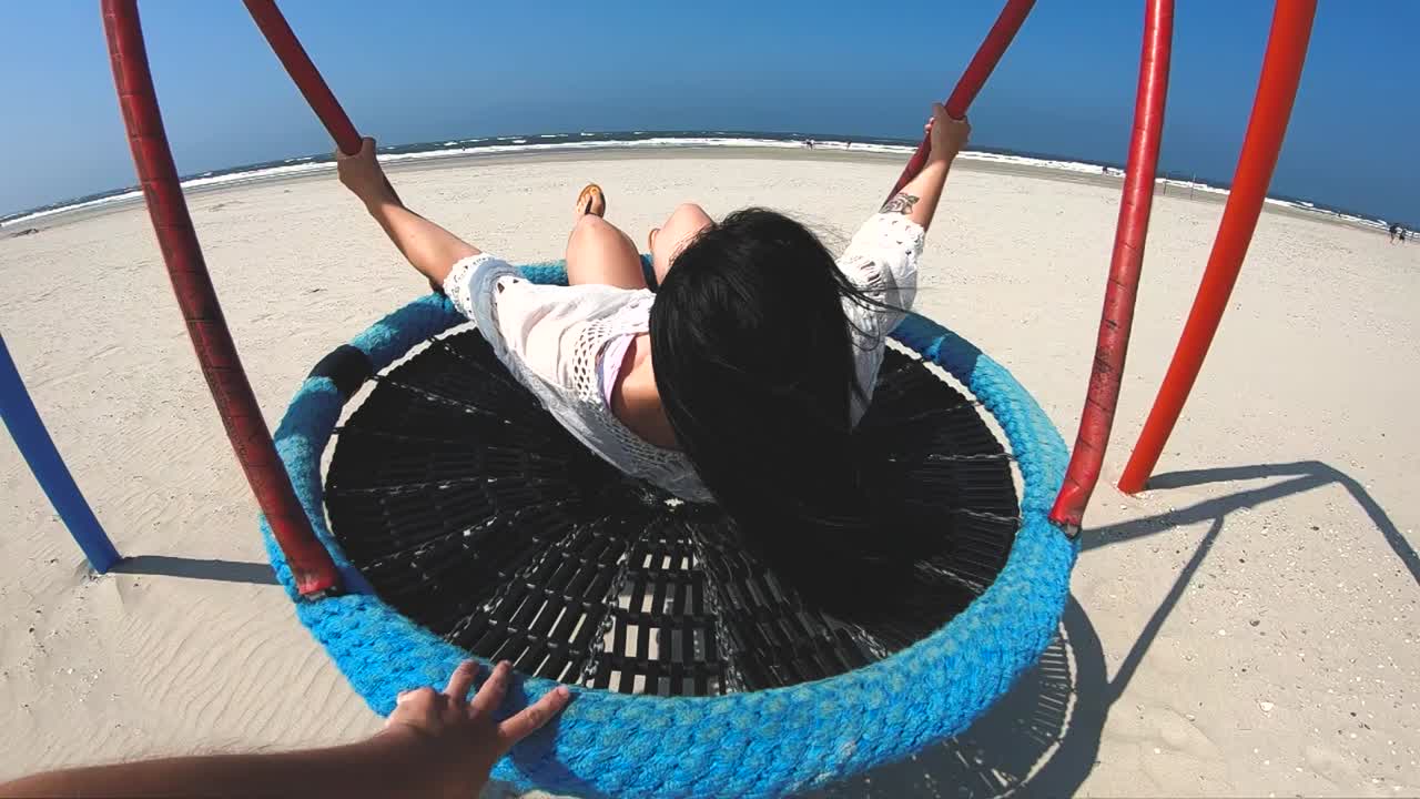 chica en columpio cámara lenta en primera persona