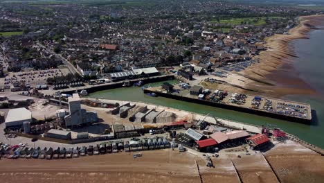 una vista aérea del puerto y el paseo marítimo de whitstable