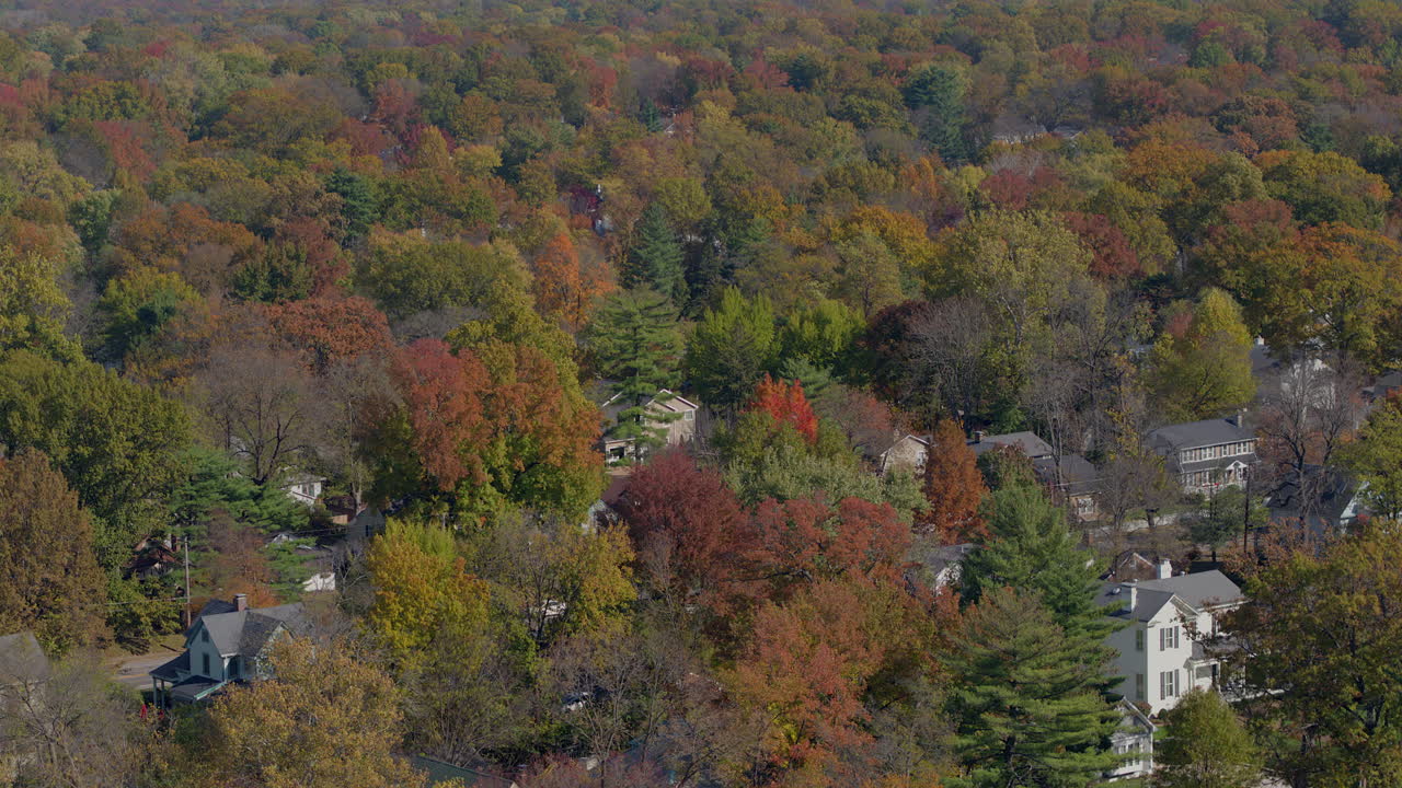 hermosa vista aérea del horizonte de la ciudad de clayton desde kirkwood missouri en otoño con una inclinación hacia las casas