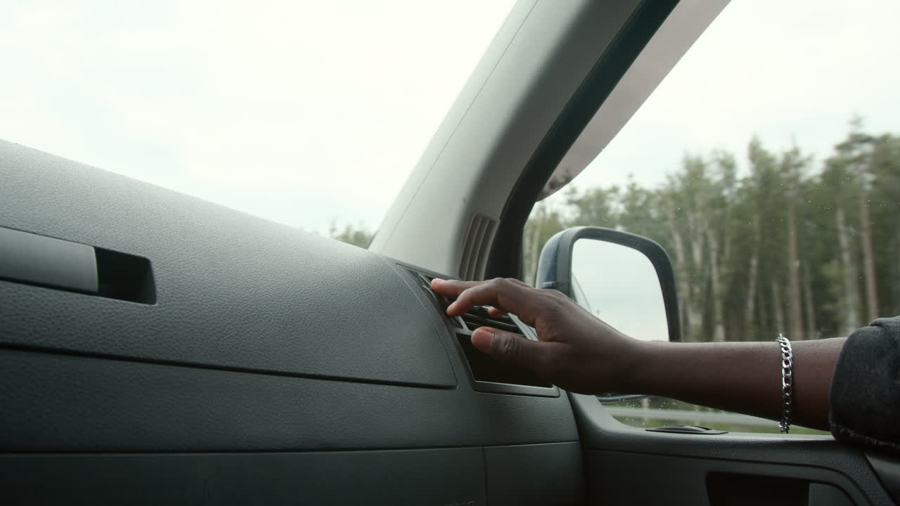 человек регулирует кондиционер