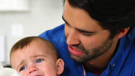 Hübscher-Vater,-Der-Sein-Baby-Füttert