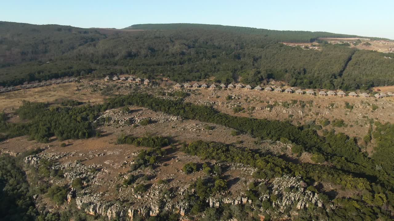 imágenes aéreas de drones de chalets de montaña junto al bosque en el borde del acantilado