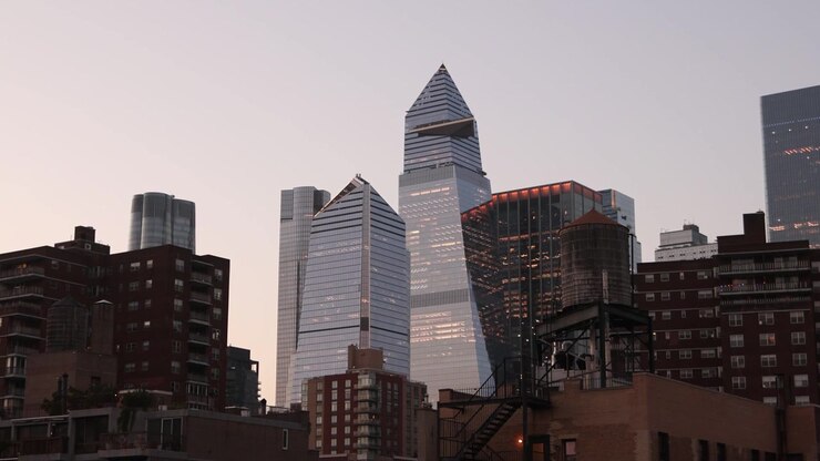 Skyline di New York City al tramonto, con imponenti grattacieli e architettura urbana immersi nel crepuscolo, vista con panoramica verticale verso l'alto.
