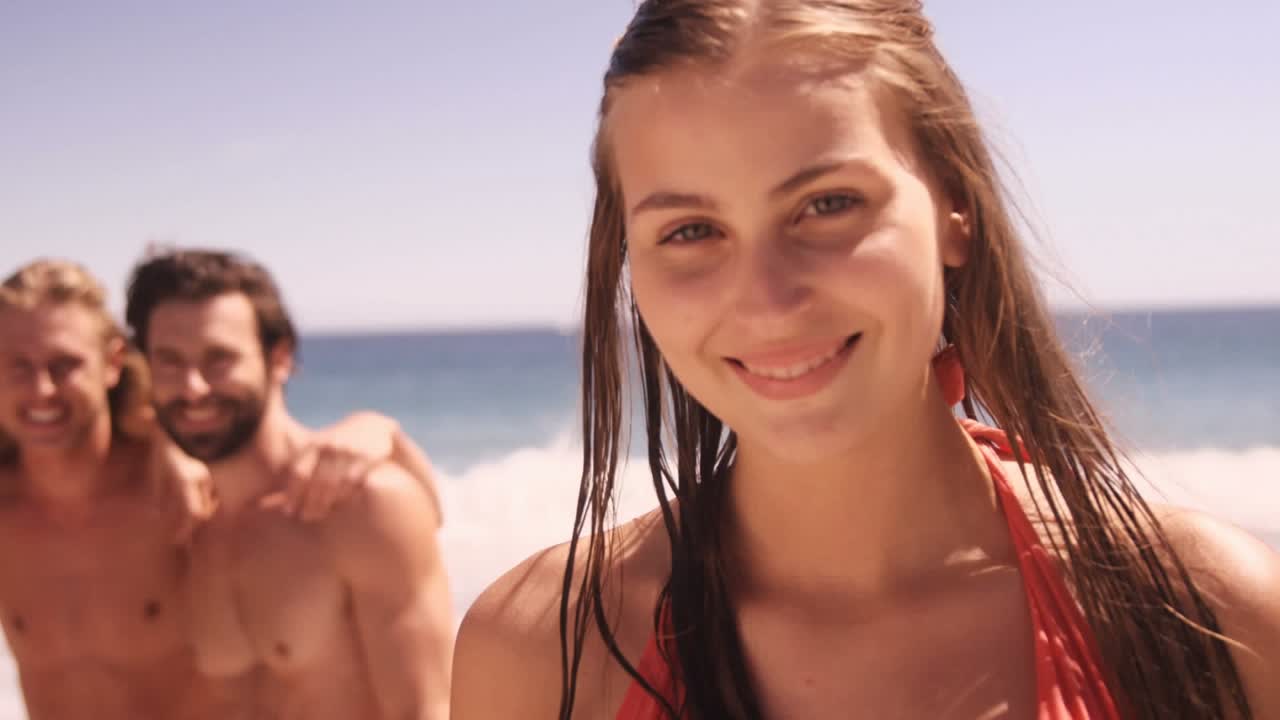 Animazione di 'Fallo per loro' su amici caucasici felici in spiaggia.