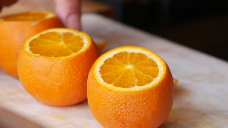 naranjas en rodajas en la tabla de cortar