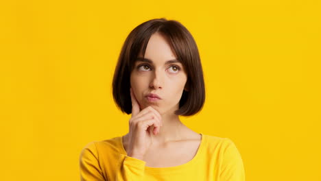 mujer expresando diferentes emociones
