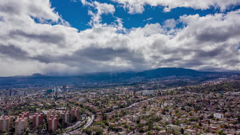 Lufthyperlapse-Von-Mexiko-Stadt-Mit-Wolken-Und-Verkehr-Am-Nachmittag