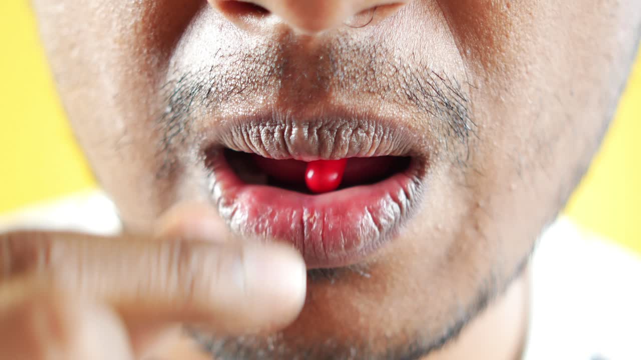 hombre tomando una píldora