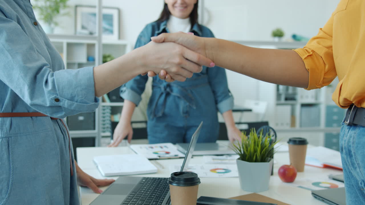 mujeres de negocios apretón de manos