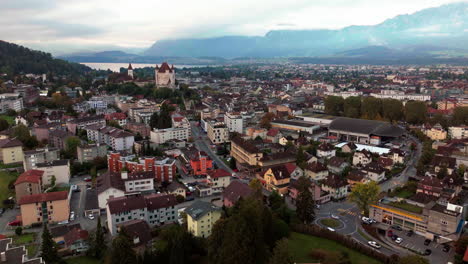 avión no tripulado cinematográfico thun bern suiza pueblo suizo ciudad centro del lago coches impresionante thun castillo duques de zährigen entrelazados jungfrau nublado amanecer puesta de sol hacia adelante lentamente pan up movimiento