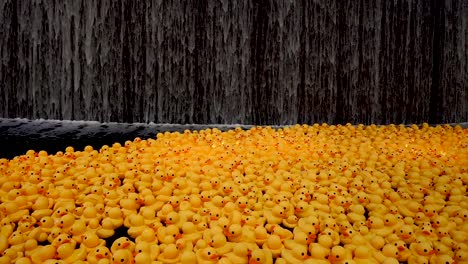 Una-Cascada-En-Cámara-Lenta-Con-Un-Lago-Lleno-De-Juguetes-De-Pato