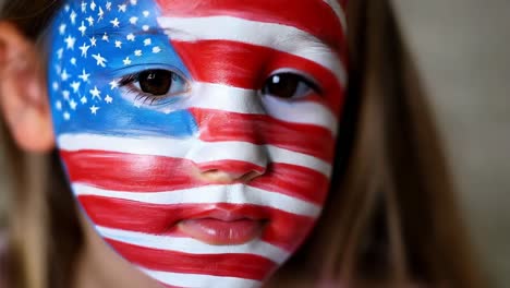 el rostro del niño pintado con la bandera estadounidense